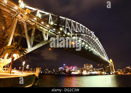 Sydney, New South Wales, Australien. 12. Oktober 2013. Die Sydney Harbour Bridge bei Nacht beleuchtet. Marianna Massey/ZUMAPRESS.com/Alamy © Live-Nachrichten Stockfoto