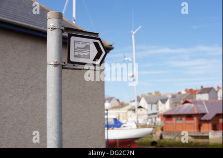 Hafen von Zeichen markieren den Weg von der Waliser Küste Weg wie es geht Aberystwyth, Wales, UK. Stockfoto