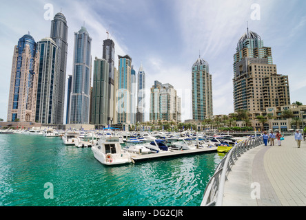 Wolkenkratzer mit Blick auf Boote in Dubai Marina, Dubai, Vereinigte Arabische Emirate Stockfoto