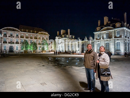Paar vor Lycée Fustel de Coulanges High-School und Palais de Rohan-Palast bei Nacht Straßburg Elsass Frankreich Stockfoto