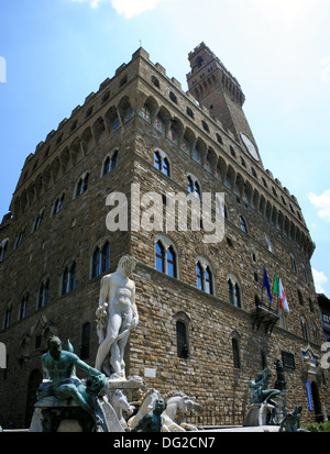 Neptunbrunnen Florenz vor Palazzo Vecchio (Glockenturm) Stockfoto