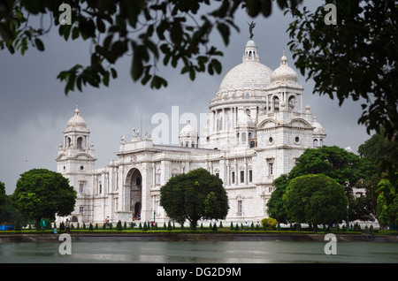 Victoria Memorial Gebäude während der Monsunzeit in Kolkata, Indien Stockfoto