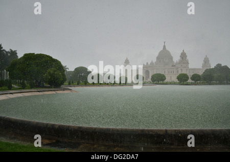 Victoria Memorial Gebäude während der Monsunzeit in Kolkata, Indien Stockfoto