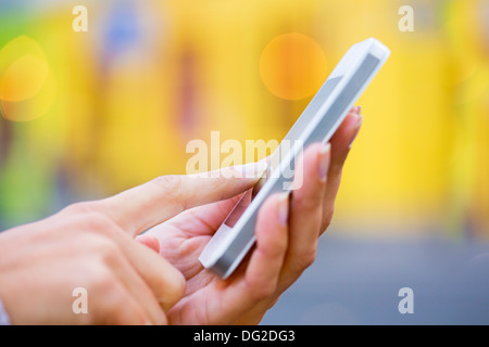 Weibliche Outdoor-Handy-Stadt-Sms-Nachricht Stockfoto