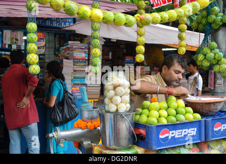 Saft-Hersteller in College Street, Kolkata, Indien Stockfoto