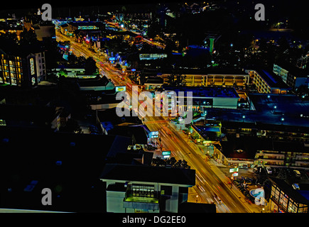 Luftbild von der Hauptstraße Parkway 441, durch die Innenstadt von Gatlinburg, Tennessee in der Nacht Stockfoto