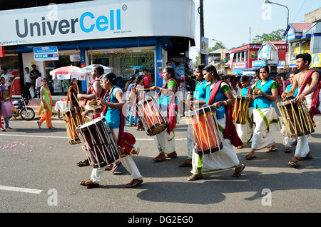 Eine Gruppe von Trommlern auf dem hinduistischen Festival in Kerala, Indien Stockfoto