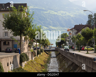 Gersau am Vierwaldstättersee Schweiz, Stadt Zentrum Bach und See anzeigen Stockfoto