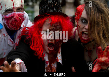 London, UK. 12. Oktober 2013. London, UK. 12. Oktober 2013. Teilnehmer verkleidet als Zombies durch die Londoner Welt Zombie Tag Kredit März: Amer Ghazzal/Alamy Live-Nachrichten Stockfoto