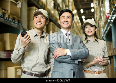 Junge Logistik-Team im Lager Stockfoto