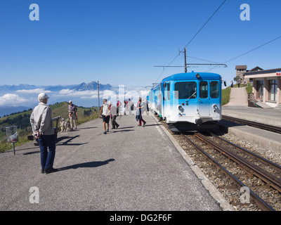 Zahnrad-Bahn Ankunft am terminal Bahnhof auf die Rigi Kulm in der Schweiz Stockfoto