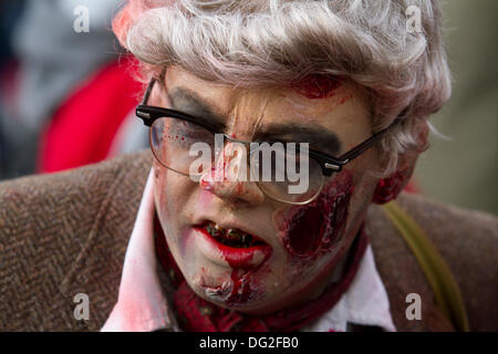 London, UK. 12. Oktober 2013. Teilnehmer verkleidet als Zombies durch die Londoner zugunsten St. Mungos Wohltätigkeitsorganisation für Obdachlose am Welt Zombie Tag Kredit März: Amer Ghazzal/Alamy Live-Nachrichten Stockfoto