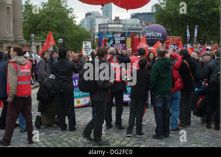 Liverpool, England, Vereinigtes Königreich. Samstag, 12. Oktober 2013. Medien-Scrum zu Beginn des Marsches auf William Brown Street. Rund 7000 Menschen marschierten durch Stadtzentrum von Liverpool zu einem Marsch gegen den Faschismus von Unite der Union organisiert. Als Teil einer nationalen Tag des Protestes führte Gewerkschaften und Anti-Rassismus-Gruppen die Rallye durch die Innenstadt. Ein Schwerpunkt der Veranstaltung war eine Nachricht, dass rechtsextremen BNP (British National Party) Führer Nick Griffin muss nächstes Jahr bei den Euro-Wahlen besiegt werden. Stockfoto