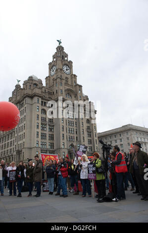 Liverpool, England, Vereinigtes Königreich. Samstag, 12. Oktober 2013. Rally bei Pierhead im Schatten des Liver Building. Rund 7000 Menschen marschierten durch Stadtzentrum von Liverpool zu einem Marsch gegen den Faschismus von Unite der Union organisiert. Als Teil einer nationalen Tag des Protestes führte Gewerkschaften und Anti-Rassismus-Gruppen die Rallye durch die Innenstadt. Ein Schwerpunkt der Veranstaltung war eine Nachricht, dass rechtsextremen BNP (British National Party) Führer Nick Griffin muss nächstes Jahr bei den Euro-Wahlen besiegt werden. Stockfoto