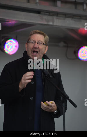 Liverpool, England, Vereinigtes Königreich. Samstag, 12. Oktober 2013. Len McCluskey, Generalsekretär der Gewerkschaft Unite. Rund 7000 Menschen marschierten durch Stadtzentrum von Liverpool zu einem Marsch gegen den Faschismus von Unite der Union organisiert. Als Teil einer nationalen Tag des Protestes führte Gewerkschaften und Anti-Rassismus-Gruppen die Rallye durch die Innenstadt. Ein Schwerpunkt der Veranstaltung war eine Nachricht, dass rechtsextremen BNP (British National Party) Führer Nick Griffin muss nächstes Jahr bei den Euro-Wahlen besiegt werden. Stockfoto