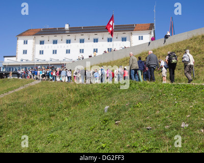 Rigi Kulm Hotel und Restaurant an der Spitze der Rigi Berg der Schweiz, Masse der Touristen vom Bahnhof aufsteigend Stockfoto