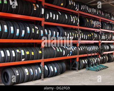 Reihen von neuen Reifen bei einer Reparatur Zentrum, Bideford, Devon, UK Stockfoto