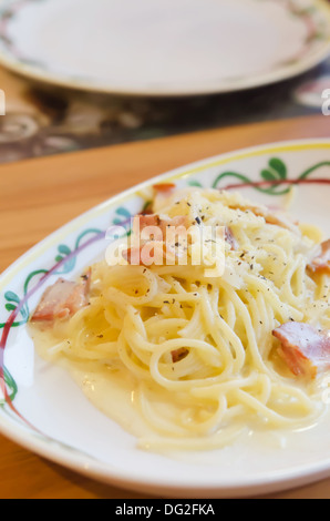 Spaghetti Carbonara mit Speck und Käse auf Teller Stockfoto