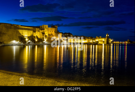 Collioure Inner Harbour in der Nacht Stockfoto