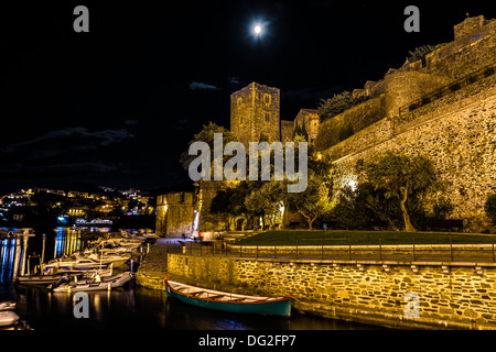 Der Mond über Chateau Royale, Collioure. Frankreich Stockfoto