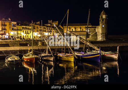 Klassische Sardellen Angelboote/Fischerboote vertäut im Hafen von Colloiure für die Touristen zu genießen Stockfoto