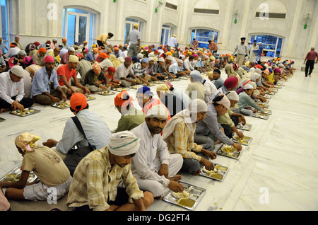 Kantine im Gurdwara Bangla Sahib der prominentesten Sikh-Tempel in Delhi, Indien Stockfoto