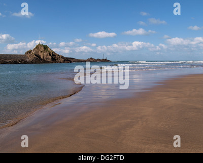 Bude Breakwater aus Summerleaze Beach, Cornwall, Großbritannien Stockfoto