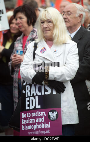 Liverpool, England, Vereinigtes Königreich. Samstag, 12. Oktober 2013. Frau am Rallye. Rund 7000 Menschen marschierten durch Stadtzentrum von Liverpool zu einem Marsch gegen den Faschismus von Unite der Union organisiert. Als Teil einer nationalen Tag des Protestes führte Gewerkschaften und Anti-Rassismus-Gruppen die Rallye durch die Innenstadt. Ein Schwerpunkt der Veranstaltung war eine Nachricht, dass rechtsextremen BNP (British National Party) Führer Nick Griffin muss nächstes Jahr bei den Euro-Wahlen besiegt werden. Stockfoto