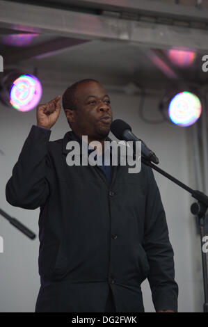 Liverpool, England, Vereinigtes Königreich. Samstag, 12. Oktober 2013. Weyman Bennett von Vereinen gegen den Faschismus. Rund 7000 Menschen marschierten durch Stadtzentrum von Liverpool zu einem Marsch gegen den Faschismus von Unite der Union organisiert. Als Teil einer nationalen Tag des Protestes führte Gewerkschaften und Anti-Rassismus-Gruppen die Rallye durch die Innenstadt. Ein Schwerpunkt der Veranstaltung war eine Nachricht, dass rechtsextremen BNP (British National Party) Führer Nick Griffin muss nächstes Jahr bei den Euro-Wahlen besiegt werden. Stockfoto