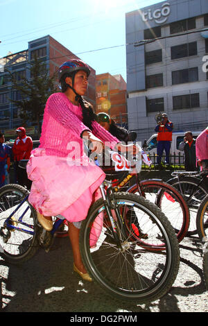 El Alto, Bolivien. 12. Oktober 2013.  Wettbewerber Line-up vor dem Start von einem Cholitas Radrennen für indigene Aymara Frauen. Das Rennen findet auf einer Höhe von etwas mehr als 4.000 m entlang der Hauptstraßen in der Stadt El Alto (oberhalb der Hauptstadt La Paz) für bolivianische Womens Tag wurde gestern Freitag, den 11. Oktober statt. Bildnachweis: James Brunker / Alamy Live News Stockfoto