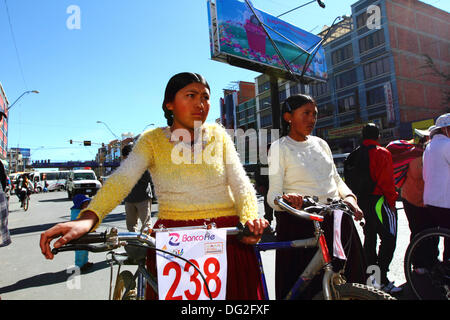 El Alto, Bolivien. 12. Oktober 2013.  Wettbewerber Line-up vor dem Start von einem Cholitas Radrennen für indigene Aymara Frauen. Das Rennen findet auf einer Höhe von etwas mehr als 4.000 m entlang der Hauptstraßen in der Stadt El Alto (oberhalb der Hauptstadt La Paz) für bolivianische Womens Tag wurde gestern Freitag, den 11. Oktober statt. Bildnachweis: James Brunker / Alamy Live News Stockfoto