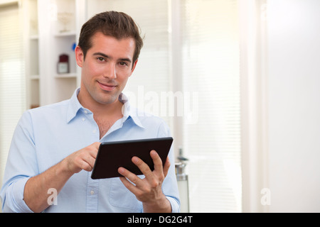 Männchen auf digitale Tablet zu Hause arbeiten Stockfoto