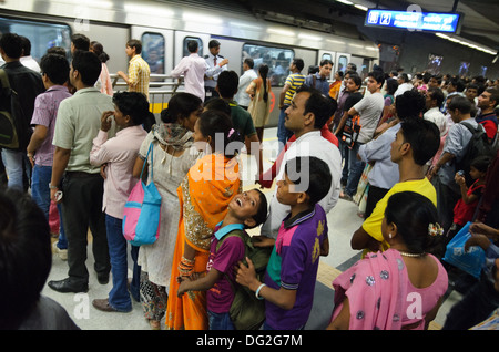 Schlangen von Passagiere warten auf einen Zug auf der Delhi Metro Rail System, Indien Stockfoto