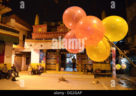 Buddhistische Tempel und dem Hauptplatz in Majnu ka Tilla, eine Kolonie von tibetischen Flüchtlingen in Delhi, Indien Stockfoto