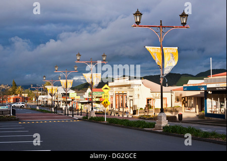 Seddon Street, Waihi, North Island, Neuseeland. Am frühen Morgen Licht beleuchtet die Hauptstraße des kleinen Goldgräberstadt. Stockfoto