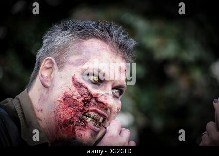 12. Oktober 2013 Teilnehmer in der jährlichen Zombie Invasion of London Veredelung seine Make-up.  Fotograf: Gordon Scammell/Alamy Live-Nachrichten Stockfoto
