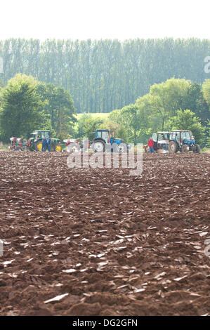 Llanwarne, Herefordshire, England. 12. Oktober 2013. Furchen erwarten Beurteilung bei der Klasse 2 Traktor Young Farmers reversible Veranstaltung. Mehr als 230 Top britischen Ackermänner konkurrieren in den 2013 britische Pflügen Meisterschaften zum ersten Mal in 27 Jahren Herefordshire zugeführt haben. Die Top Parteischulen der einzelnen Klassen (reversibel und konventionelle) vertreten Großbritannien bei den Pflügen-Weltmeisterschaften 2014 in Frankreich stattfinden. Bildnachweis: Graham M. Lawrence/Alamy Live-Nachrichten. Stockfoto