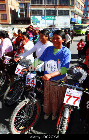 El Alto, Bolivien. Oktober 2013. Die Teilnehmer stehen vor dem Start eines Cholitas-Fahrradrennens für indigene Aymara-Frauen an. Das Rennen findet auf einer Höhe von etwas mehr als 4.000 m entlang der Hauptstraßen in El Alto (oberhalb von La Paz) zum bolivianischen Frauentag statt, der gestern Freitag, den 11. Oktober war. Quelle: James Brunker / Alamy Live News Stockfoto