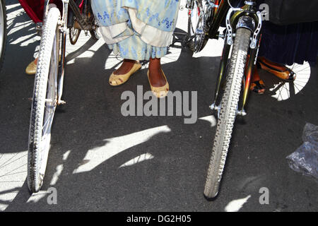 El Alto, Bolivien. Oktober 2013. Detail der typischen Cholita Schuhe und Kleidung eines Wettbewerbers, während sie sich vor dem Start eines Cholitas-Fahrradrennens für indigene Aymara-Frauen aufstellt. Das Rennen findet auf einer Höhe von etwas mehr als 4.000 m entlang der Hauptstraßen in El Alto (oberhalb von La Paz) zum bolivianischen Frauentag statt, der gestern Freitag, den 11. Oktober war. Quelle: James Brunker / Alamy Live News Stockfoto