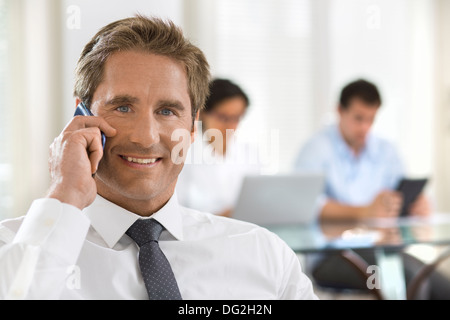 Schreibtisch im Büro männlichen Handy-Kamera auf der Suche Stockfoto