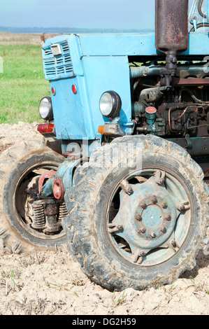 Alten blauen Traktor auf dem Feld Stockfoto