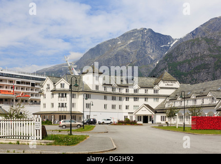 Das Quality Hotel and Resort am Ende des Eidfjorden in Eidfjord, Måbødalen, Hardanger, Hordaland, Norwegen, Skandinavien Stockfoto