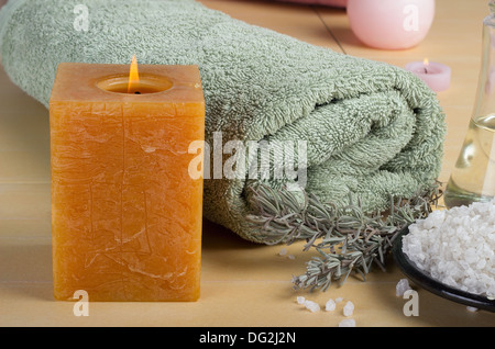 Aromatische Spa set mit Meer-Salz und farbigen Kerzen. Stockfoto