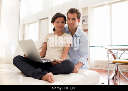 Frau Mann Laptop indoor Wohnzimmer Liebhaber, Kamera suchen Stockfoto