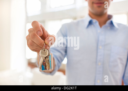 männlich zu Hause Tasten lächelnd hand Stockfoto