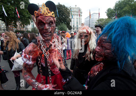 London, UK. 12. Oktober 2013. Teilnehmer verkleidet als Zombies durch die Londoner zugunsten St. Mungos Wohltätigkeitsorganisation für Obdachlose am Welt Zombie Tag Kredit März: Amer Ghazzal/Alamy Live-Nachrichten Stockfoto