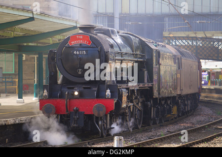 Dampf-Lokomotive "Scots Gardist" 46115 in Carlisle Railway Station mit einem speziellen Charterzug. Carlisle Cumbria England. Stockfoto