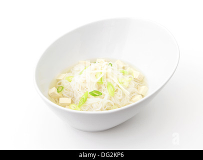 Eine Schüssel mit Miso Nudelsuppe isoliert auf einem weißen Hintergrund. Stockfoto