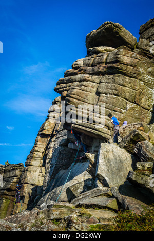 Männliche Kletterer Person nähert sich der Kern der Flying Buttress Direkte, Stanage, Peak District, Großbritannien Stockfoto