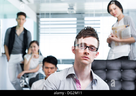 Ernsthafte Büroangestellte in der Gesellschaft Stockfoto